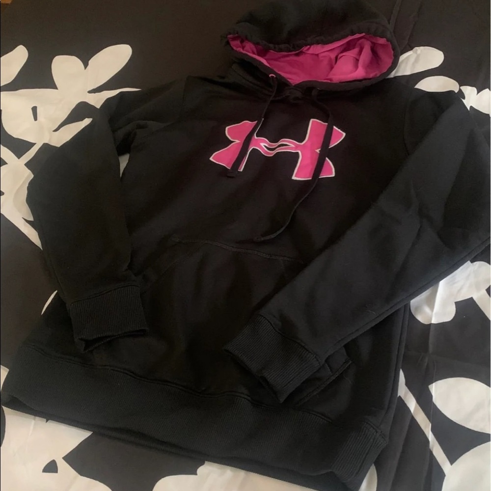 Size M Under Armour hoodie in excellent condition!!